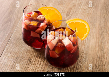 Vin rouge sangria dans les verres sur la table en bois. Banque D'Images