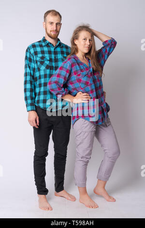 Full body shot of young couple ensemble hippie Banque D'Images