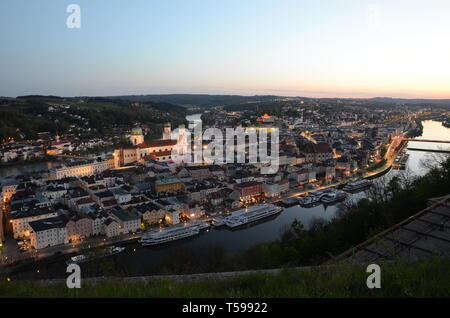 Vue panoramique de Passau par nuit Banque D'Images