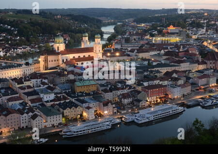 Vue panoramique de Passau par nuit Banque D'Images