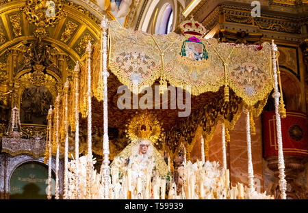 La statue de la Vierge sur son flotteur d'affichage spécial pour la Semaine Sainte parade maintenant de retour à sa maison à la Vierge de la Basilique de la Macarena à Séville Banque D'Images