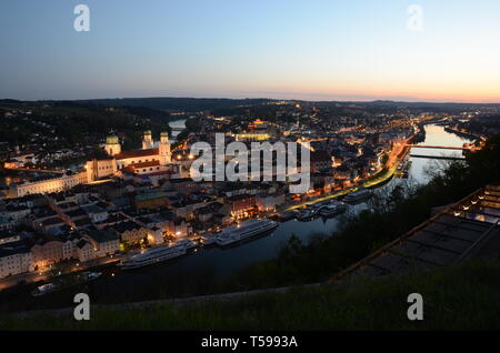 Vue panoramique de Passau par nuit Banque D'Images