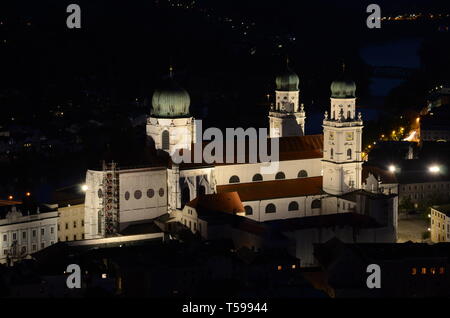 Vue panoramique de Passau par nuit Banque D'Images