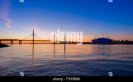 Coucher de soleil au delta du fleuve Neva avec pont routier. Saint-pétersbourg, Russie. Banque D'Images