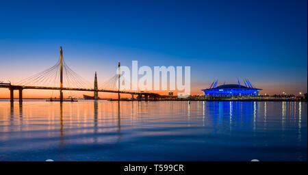 Ciel de coucher du soleil sur la rivière Neva de Saint-Pétersbourg, Russie. Banque D'Images