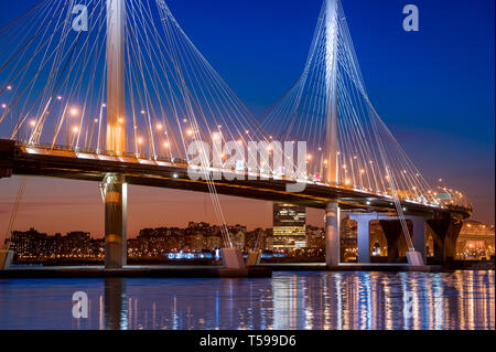 Pont routier à grande vitesse avec l'éclairage de nuit. Saint-pétersbourg, Russie. Banque D'Images