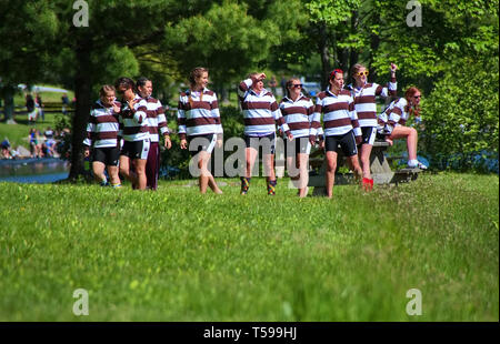 New Preston, CT USA. Mai 2010. Les membres de l'aviron équipage Stonington High School le briser acclamant racing coéquipiers. Banque D'Images