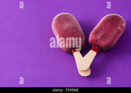 Popsicle fraise sur fond violet. Vue d'en haut. Copyspace Banque D'Images