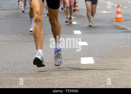 Coureuse jambes à l'extérieur, menant à Marathon Banque D'Images