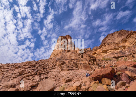 Rochers autour de Lawrence au printemps dans la vallée de Wadi Rum ou Vallée de la Lune en Jordanie Banque D'Images