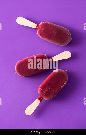 Popsicle fraise sur fond violet. Vue d'en haut Banque D'Images