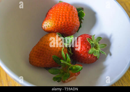 Affichage des fraises fraîches sur une plaque blanche Banque D'Images