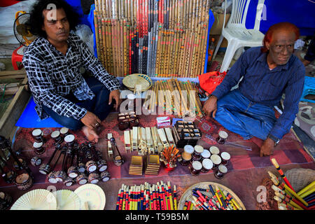 Produits de l'artisanat à la vente l'Boishakhi Mela sur Bangla Academy locaux à Dhaka, Bangladesh Banque D'Images