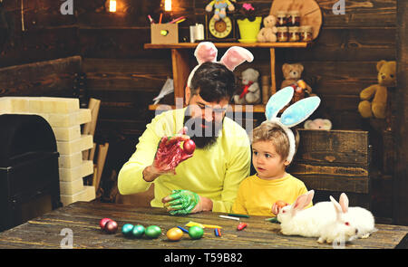 Famille Pâques avec de fausses oreilles de lapin. Banque D'Images