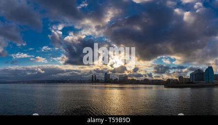 Nuageux coucher de soleil sur Baku Banque D'Images