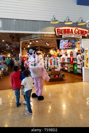 Bubba Gump accueil caractère enfants, Bubba Gump Shrimp Co, départs, Terminal 3, aéroport de Cancun Mexique Banque D'Images