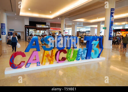 L'aéroport de Cancun Mexique - l'intérieur de l'aérogare 3 et signe avec les gens, Cancun, Mexique Banque D'Images