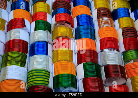 Cose-up view de bangles, le plus populaire de la femmes du Bangladesh en verre. Dhaka, Bangladesh. Banque D'Images