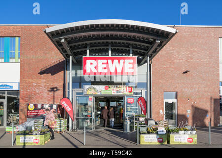 En direction de REWE Kaltenkirchen, Allemagne. REWE exploite environ 3 300 supermarchés en Allemagne. Banque D'Images