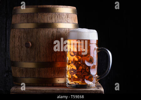 Big beer mug et le baril de bière sur la table en bois still life Banque D'Images