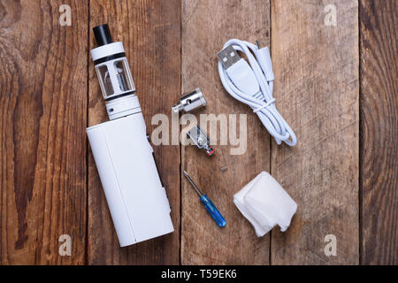 Cigarette électronique avec des bobines, l'atomiseur et têtes sur table en bois still life Banque D'Images