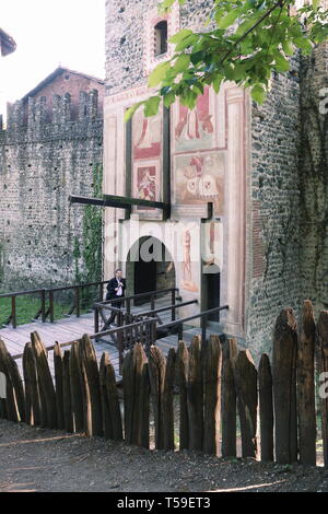 Une belle place à Turin, Italie, est Valentino's Park avec son newgothical village et château et une très riche végétation le long de la rivière Po. Banque D'Images