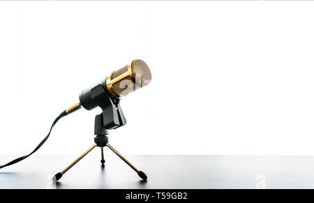 Low angle view of microphone de table contre fond blanc Banque D'Images