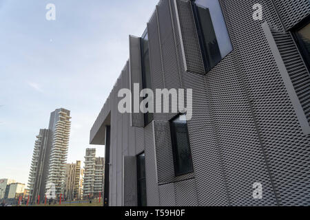 Milan, Lombardie, Italie : bâtiments modernes dans le nouveau Gae Aulenti square vu de la Biblioteca degli Alberi park Banque D'Images