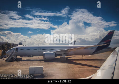 Vue sur l'aéroport et l'aile d'avion de l'intérieur Banque D'Images