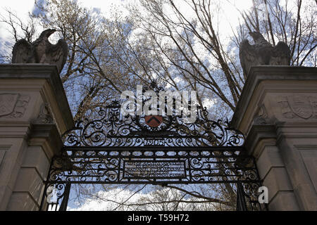 Campus de l'Université de Princeton. L'hôtel de Nassau et FitzRandolph entrée Gates sur Nassau Street, Princeton, NJ, USA. Banque D'Images