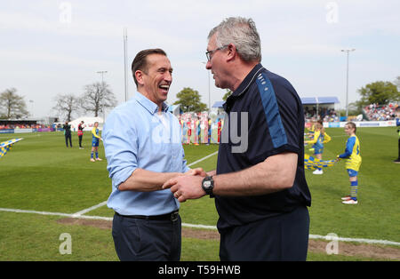 Solihull Moors manager Tim accueille Fleurs Leyton Orient manager Justin Edinburgh avant l'Vanarama au match de Ligue nationale de la technologie d'automatisation Group Stadium, Solihull. Banque D'Images