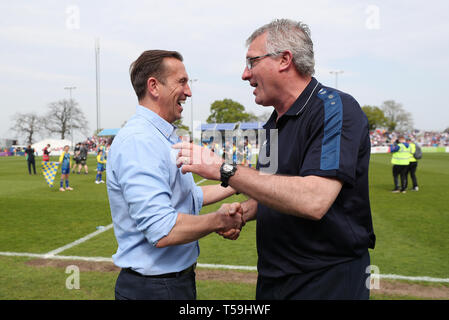 Solihull Moors manager Tim accueille Fleurs Leyton Orient manager Justin Edinburgh avant l'Vanarama au match de Ligue nationale de la technologie d'automatisation Group Stadium, Solihull. Banque D'Images