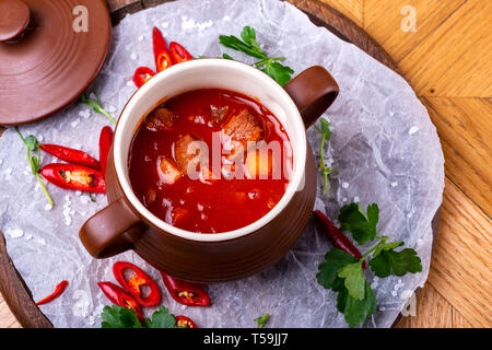 Goulash de boeuf européen traditionnel fait maison ragoût de viande soupe, bograch hongrois, close-up, sur table en bois. Banque D'Images