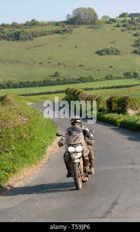 Dorset, England, UK, avril 2019. Motocycliste de retour d'une excursion hors route avec la moto couvert de saleté et de poussière qui voyagent à travers le pays de Dorset Banque D'Images