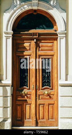 Vieille porte en bois à Lisbonne, Portugal Banque D'Images