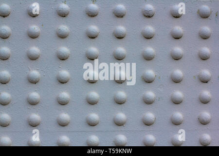 La texture de la construction métallique. massive des rivets L'annexe de la partie métallique du pont peint blanc. Gamme de cercles blancs convexe. Banque D'Images