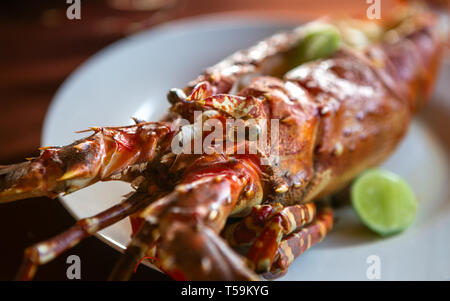 Gros homard sur une plaque close up Banque D'Images