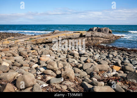 Graymare Rock une formation de roche calcaire plié sur Embleton Bay Banque D'Images