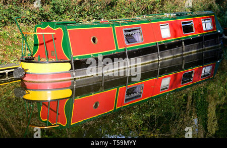15-04 réflexions dans le Somerset Coal Canal à Brassknocker Bassin. Banque D'Images