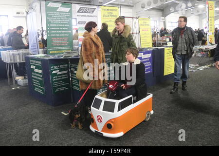 Un petit BUGGY ÉLECTRIQUE BASÉ SUR UN SCOOTER DE MOBILITÉ SOUS LA FORME D'UNE CLASSIQUE RETRO VOLKSWAGEN VW BUS CAMPING-CAR Banque D'Images