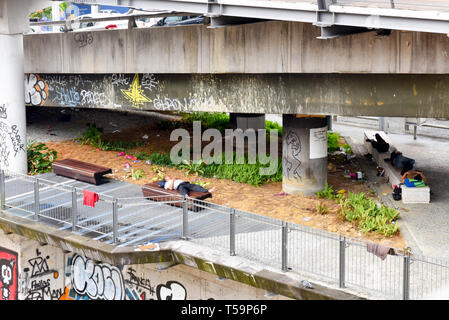 Les sans-abri dormir sur des bancs Kuala Lumpur Banque D'Images