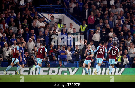 Burnley's Ashley Barnes célèbre marquant son deuxième but de côtés du jeu pendant la Premier League match à Stamford Bridge, Londres. Banque D'Images