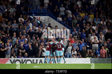 Burnley's Ashley Barnes célèbre marquant son deuxième but de côtés du jeu pendant la Premier League match à Stamford Bridge, Londres. Banque D'Images