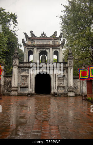 Allée pavée à l'entrée de la Pagode au Pilier Unique de Hanoi, Vietnam le jour de pluie. Banque D'Images