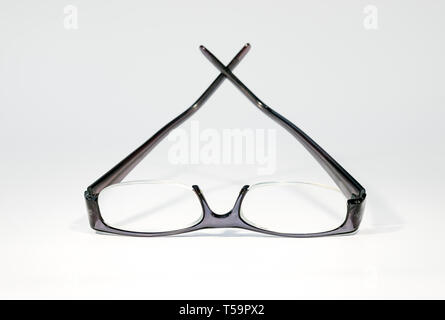 Lunettes avec une demi-image plastique isolated over white Banque D'Images