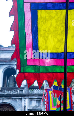 Bannières bouddhistes colorés à l'entrée de la Pagode au Pilier Unique de Hanoi, Vietnam le jour de pluie. Banque D'Images