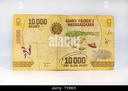 Un billet de banque de 606 100 10,000 Madagascar isolated over white. Banque D'Images