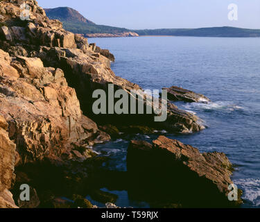 USA, le Maine, l'Acadia National Park, Rocky, côte de granit avec la ruche dans la distance ; afficher le nord de la région de Otter Point. Banque D'Images