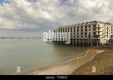 L'extérieur de l'ancien bâtiment en ruine et l'océan Pacifique Beach Waterfront près de Casco Viejo Vieille Ville, Quartier historique de la ville de Panama Banque D'Images