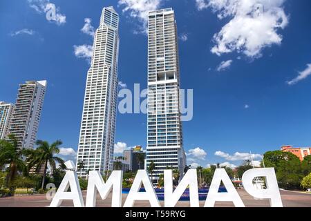 Big White Panama lettres verso sur le centre-ville de Panama Front de mer avec Highrise Skyscraper Condo Buildings sur Skyline Banque D'Images